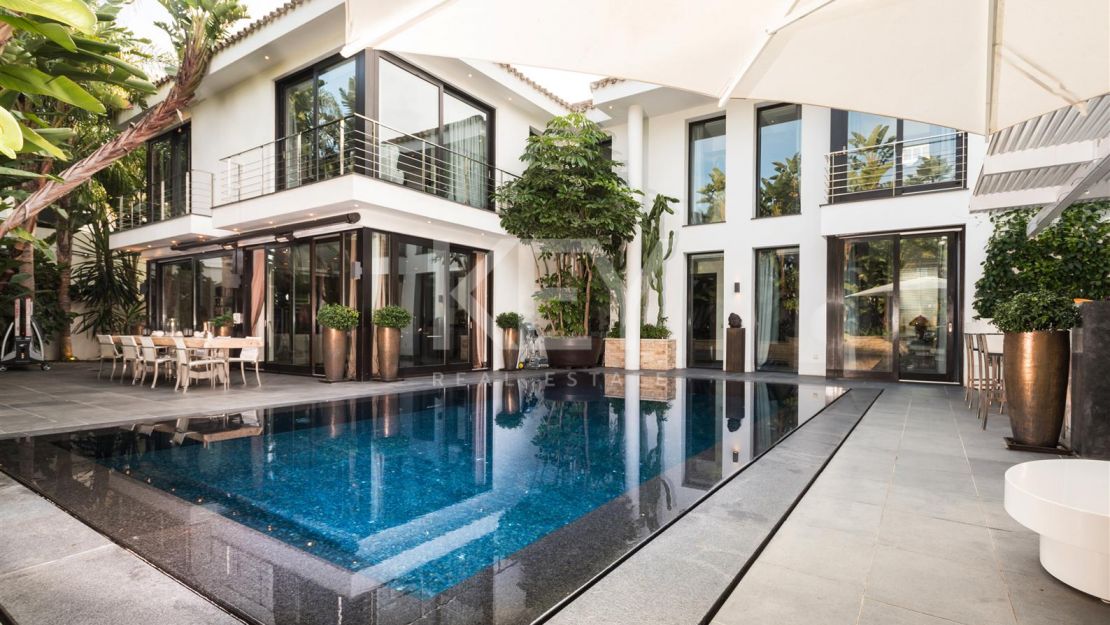  Villa moderna en venta en la playa de Los Monteros, Marbella