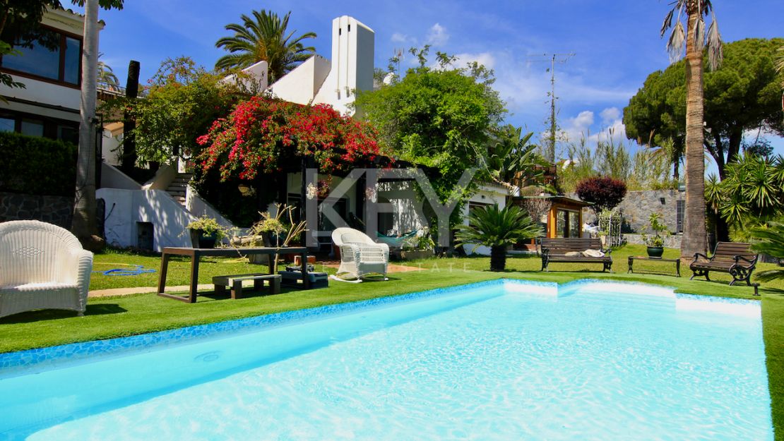 Luxury close to Golf and Sea Villa for sale in Las Brisas, Marbella