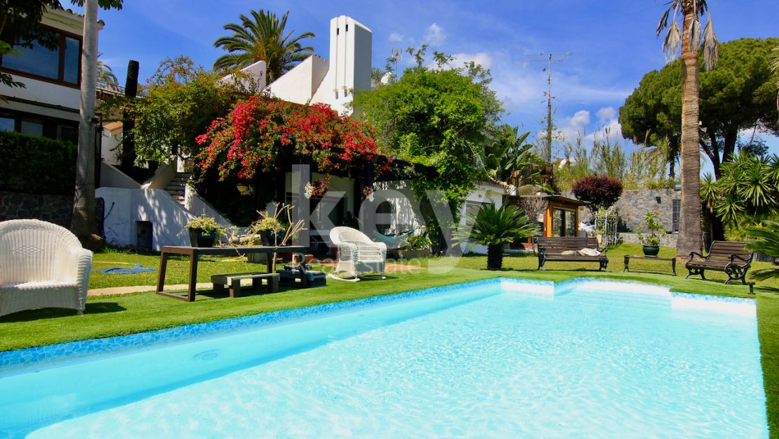 Villa de lujo cerca del golf y el mar en venta en Las Brisas, Marbella