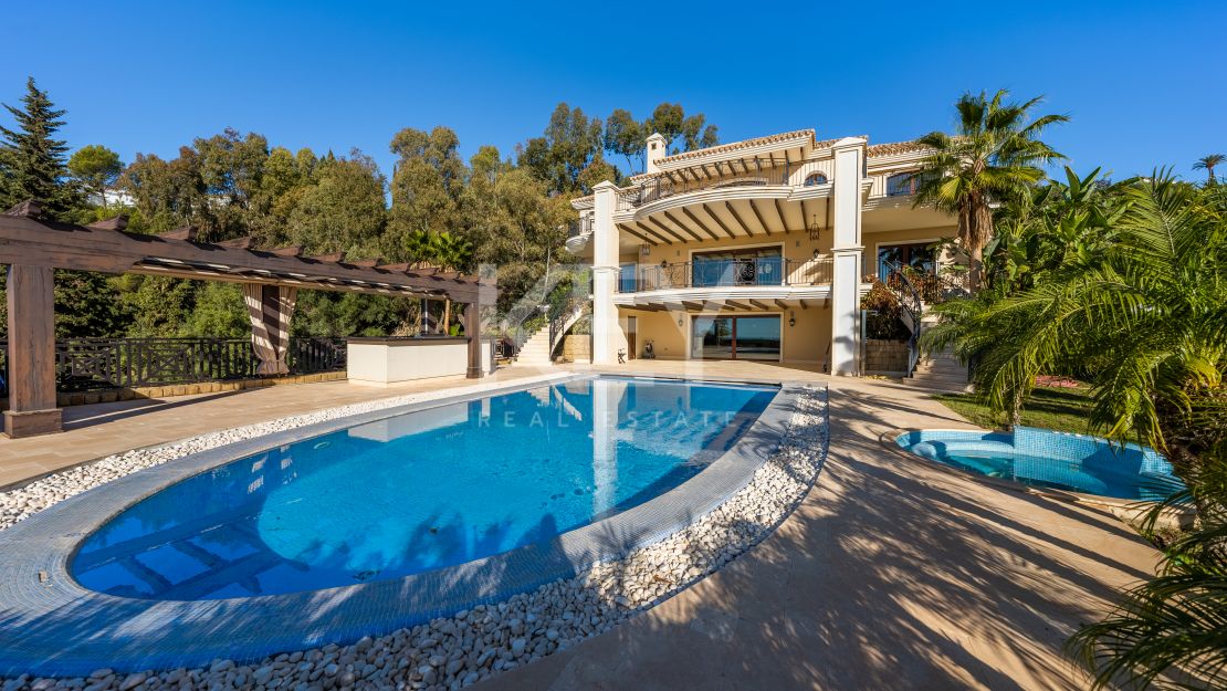 Charming Villa for sale in Los Altos de Los Monteros, Marbella East