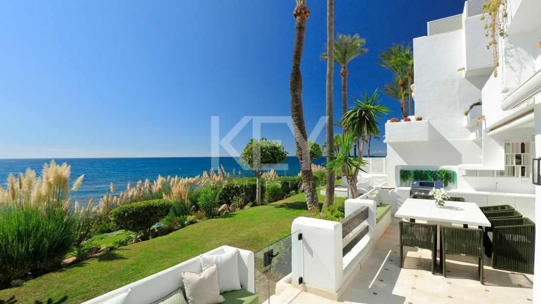 Brilliant beachfront ground floor apartment for sale in Marina de Puente Romano, Marbella Golden Mile (Marbella)