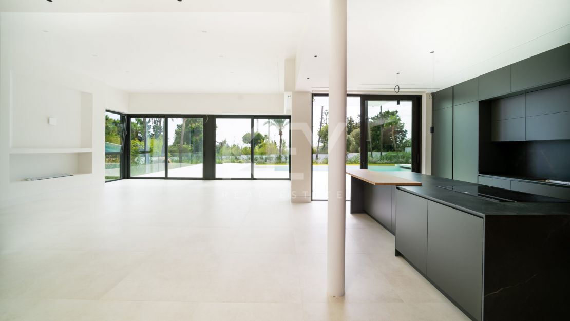  Villa moderna y elegante en venta en El Paraíso, Estepona, Málaga