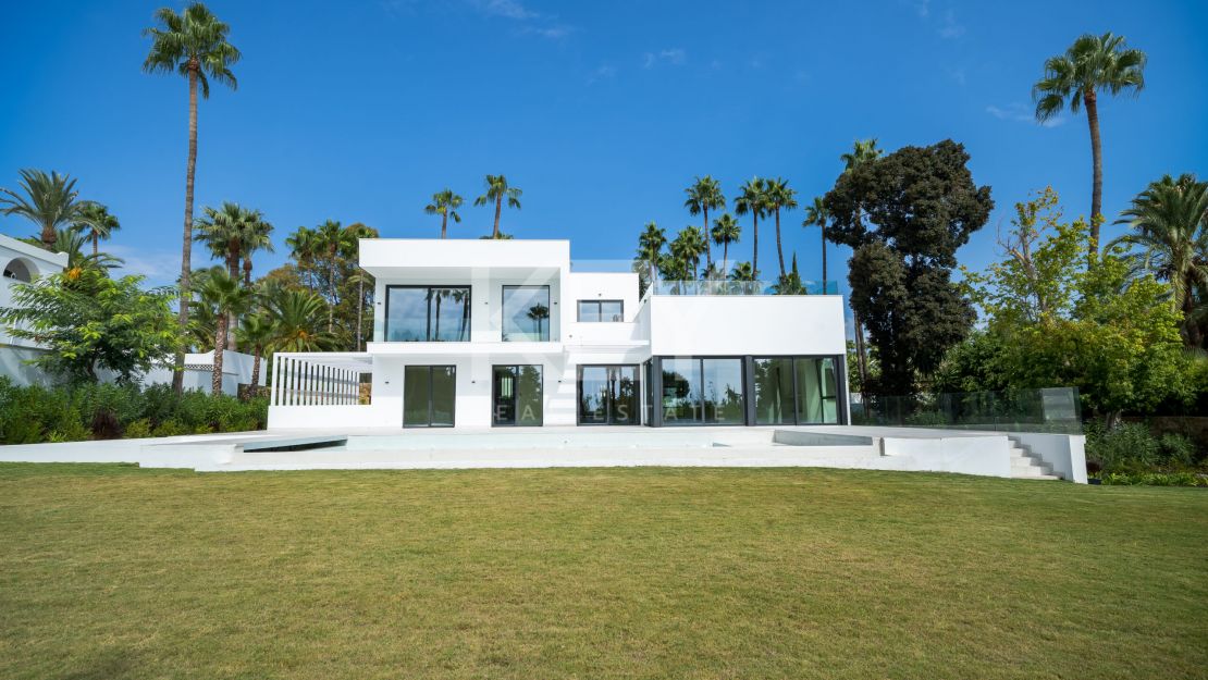  Villa moderna y elegante en venta en El Paraíso, Estepona, Málaga