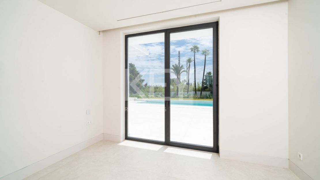  Villa moderna y elegante en venta en El Paraíso, Estepona, Málaga