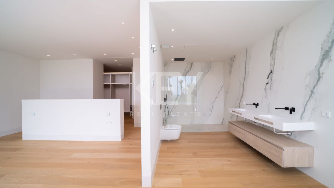  Villa moderna y elegante en venta en El Paraíso, Estepona, Málaga