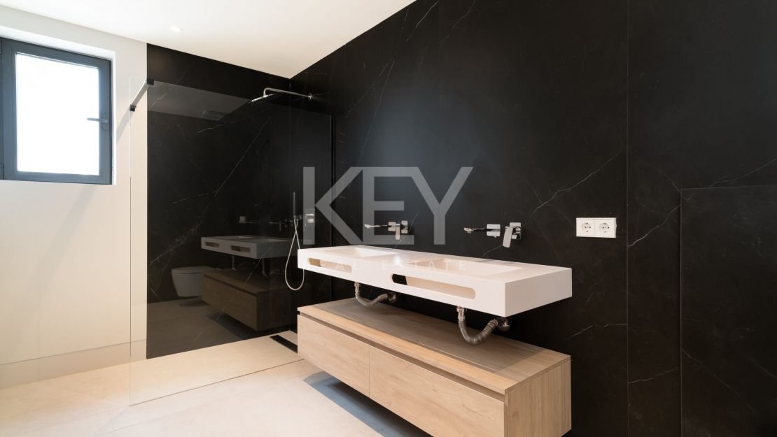  Villa moderna y elegante en venta en El Paraíso, Estepona, Málaga