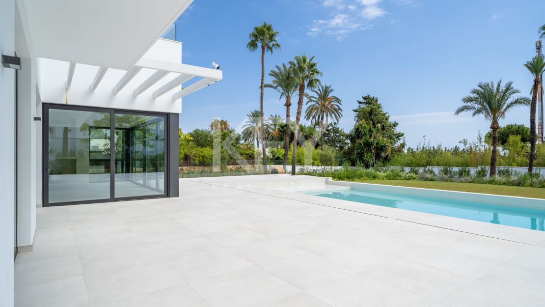  Villa moderna y elegante en venta en El Paraíso, Estepona, Málaga