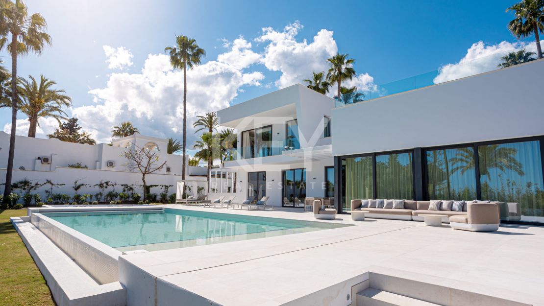 Modern and stylish villa for sale in El Paraiso, Estepona, Malaga