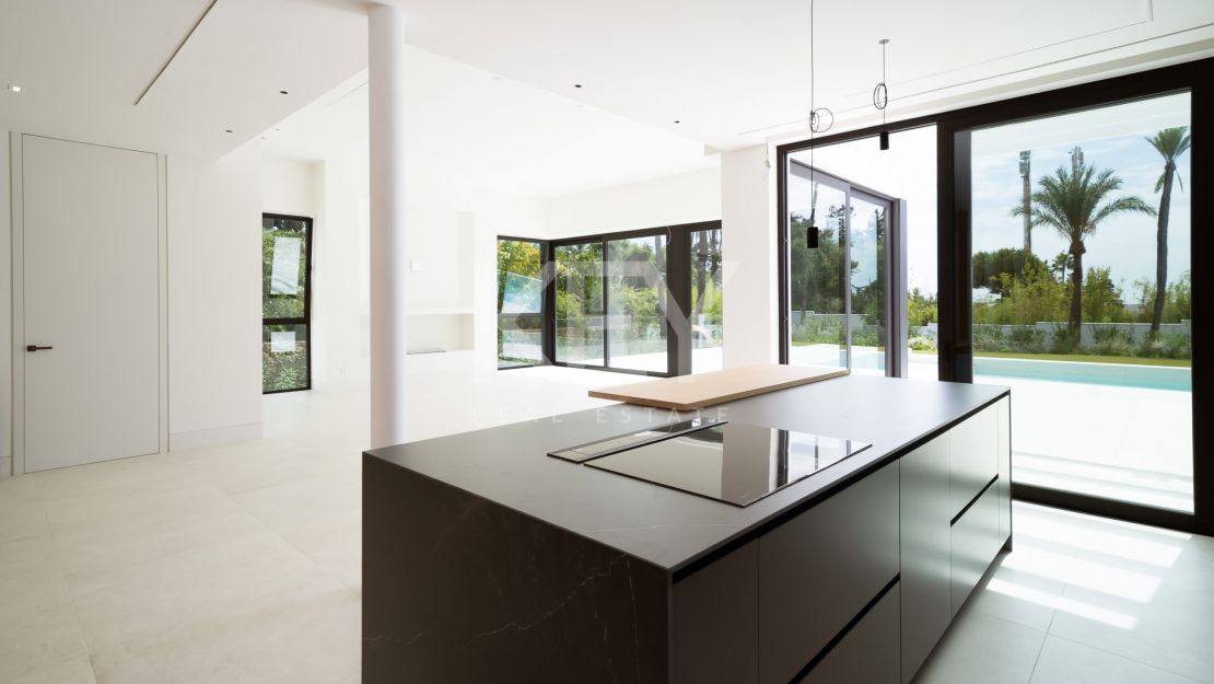  Villa moderna y elegante en venta en El Paraíso, Estepona, Málaga