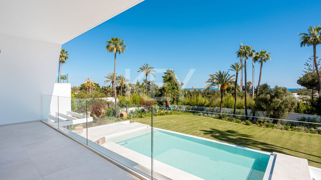 Modern and stylish villa for sale in El Paraiso, Estepona, Malaga
