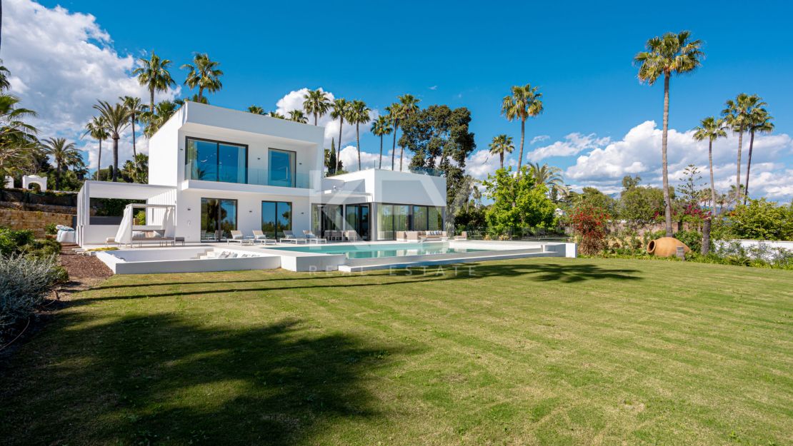 Modern and stylish villa for sale in El Paraiso, Estepona, Malaga