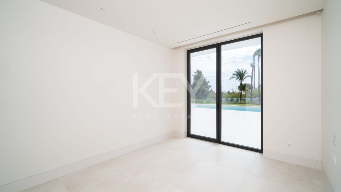  Villa moderna y elegante en venta en El Paraíso, Estepona, Málaga
