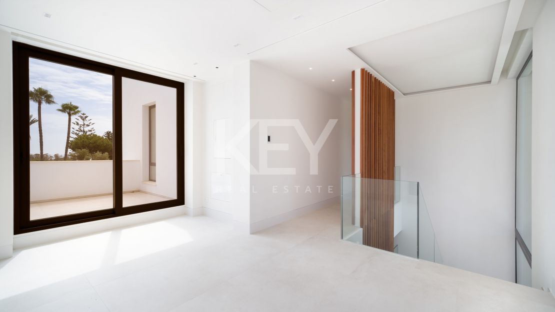  Villa moderna y elegante en venta en El Paraíso, Estepona, Málaga