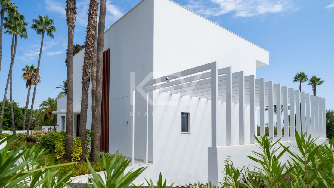  Villa moderna y elegante en venta en El Paraíso, Estepona, Málaga
