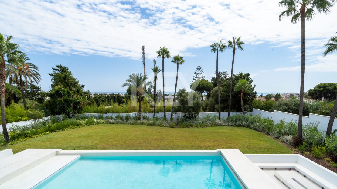  Villa moderna y elegante en venta en El Paraíso, Estepona, Málaga