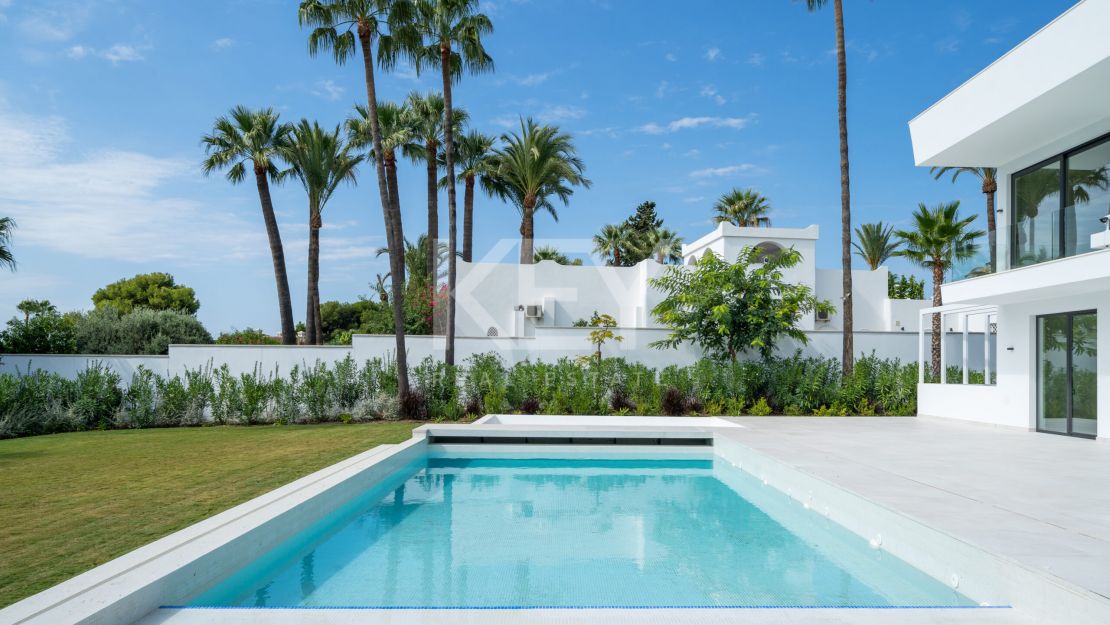  Villa moderna y elegante en venta en El Paraíso, Estepona, Málaga