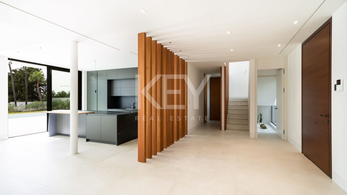  Villa moderna y elegante en venta en El Paraíso, Estepona, Málaga