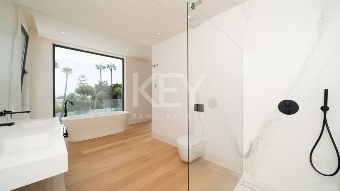  Villa moderna y elegante en venta en El Paraíso, Estepona, Málaga