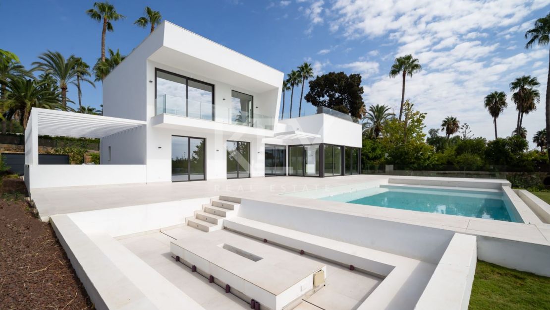  Villa moderna y elegante en venta en El Paraíso, Estepona, Málaga