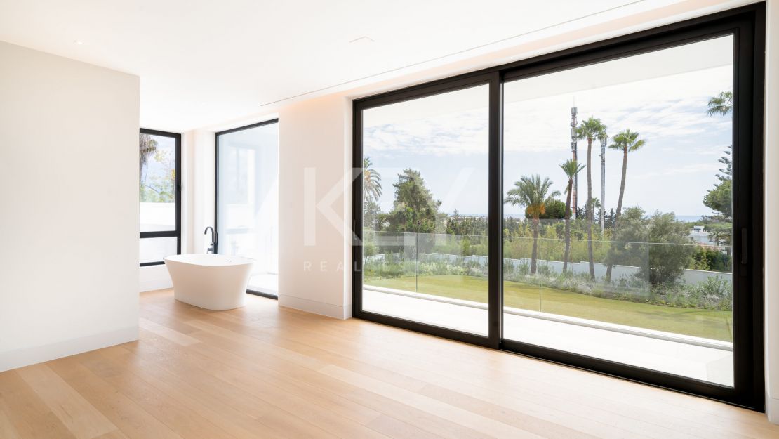  Villa moderna y elegante en venta en El Paraíso, Estepona, Málaga