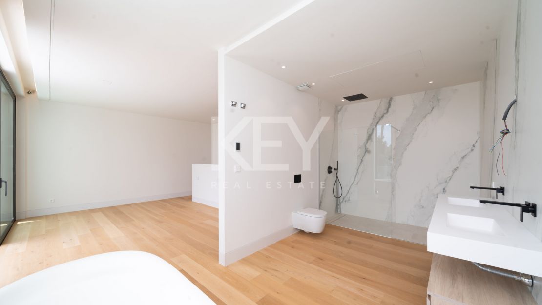  Villa moderna y elegante en venta en El Paraíso, Estepona, Málaga