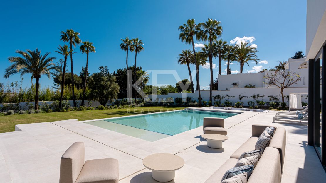 Modern and stylish villa for sale in El Paraiso, Estepona, Malaga