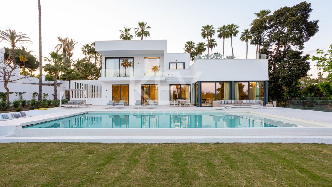 Modern and stylish villa for sale in El Paraiso, Estepona, Malaga