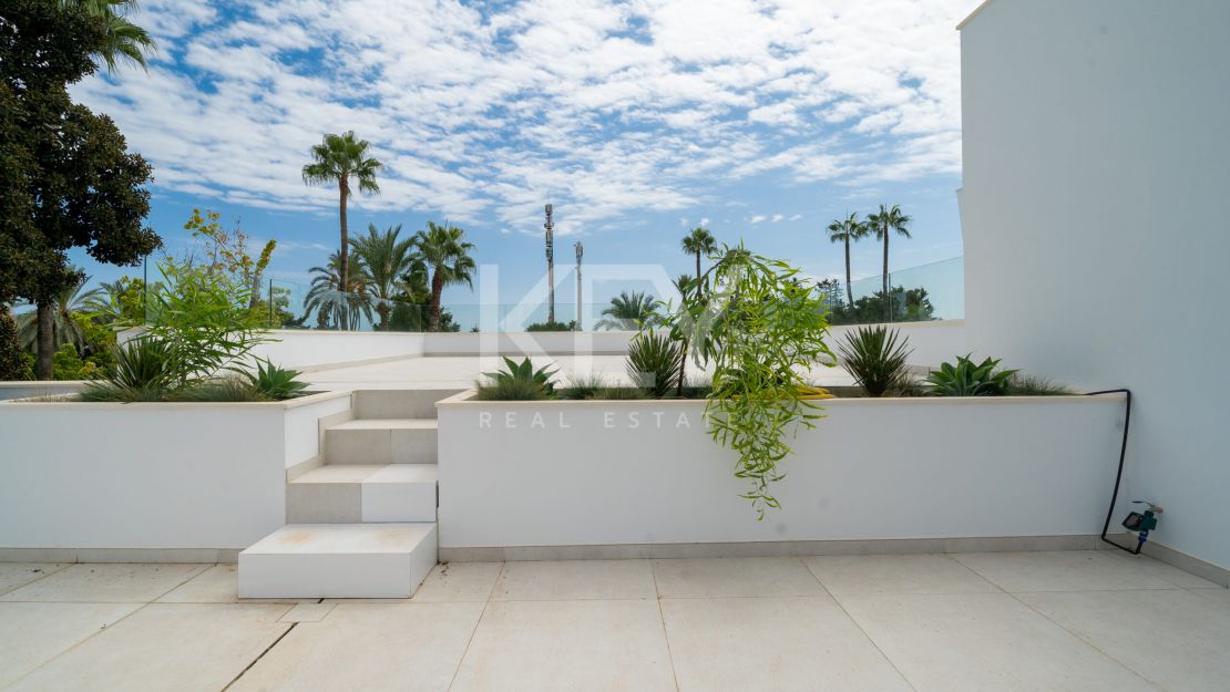  Villa moderna y elegante en venta en El Paraíso, Estepona, Málaga