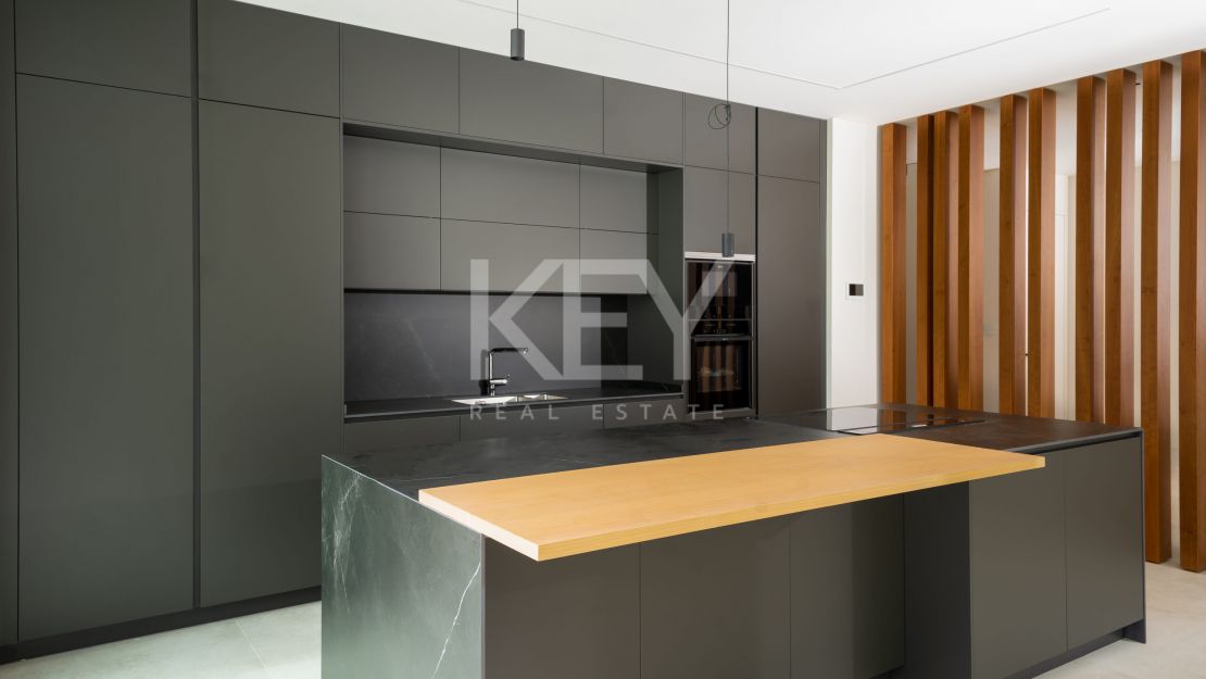  Villa moderna y elegante en venta en El Paraíso, Estepona, Málaga