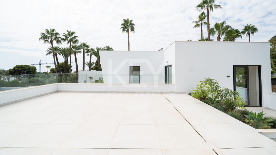  Villa moderna y elegante en venta en El Paraíso, Estepona, Málaga