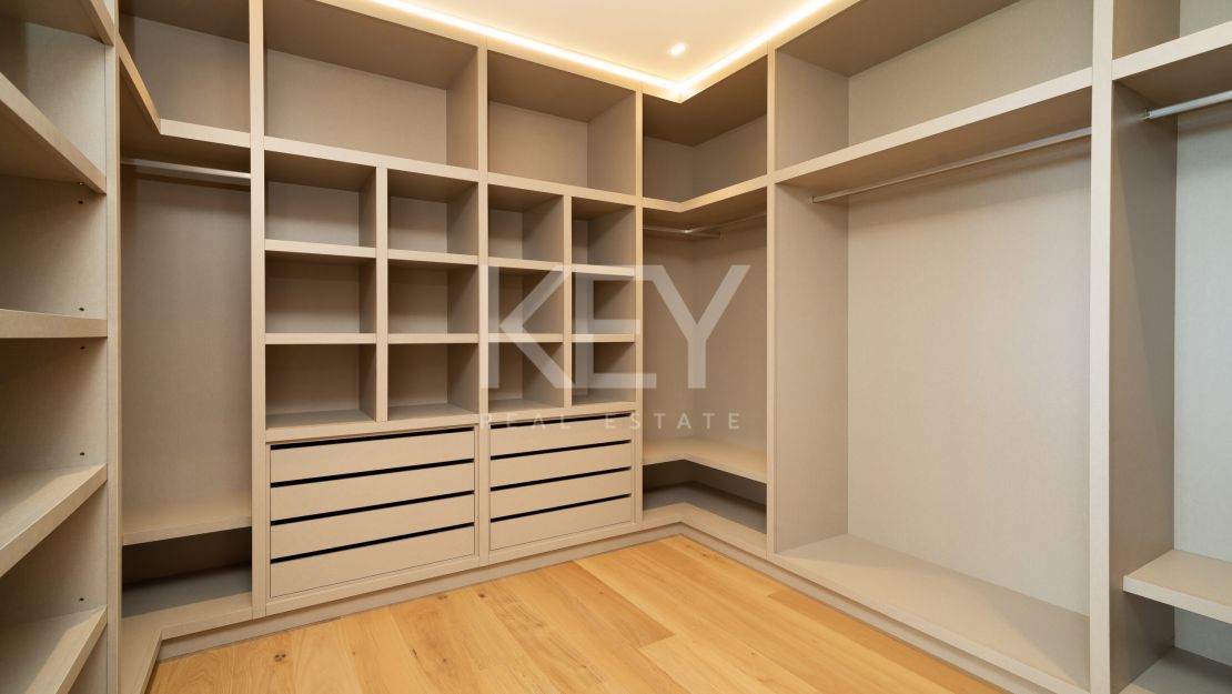  Villa moderna y elegante en venta en El Paraíso, Estepona, Málaga