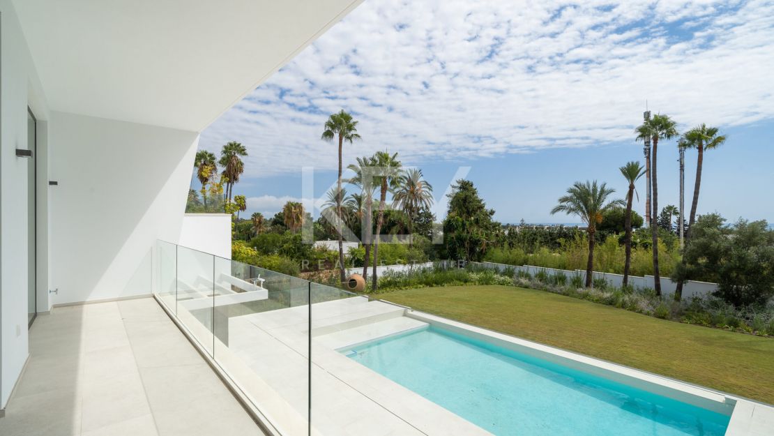  Villa moderna y elegante en venta en El Paraíso, Estepona, Málaga