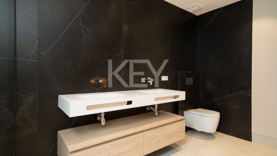  Villa moderna y elegante en venta en El Paraíso, Estepona, Málaga