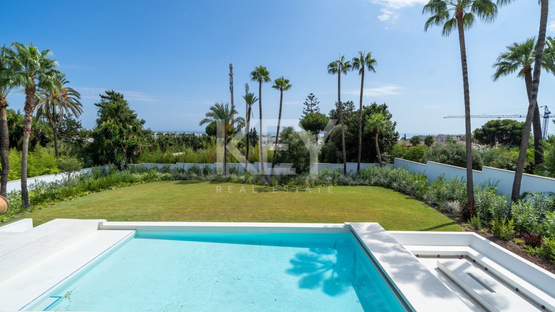  Villa moderna y elegante en venta en El Paraíso, Estepona, Málaga