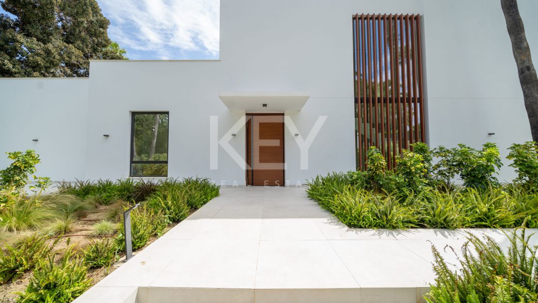  Villa moderna y elegante en venta en El Paraíso, Estepona, Málaga