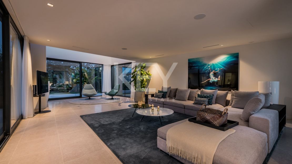 Villa contemporánea con vistas increíbles en venta en Nueva Atalaya, Estepona.