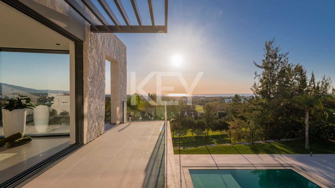 Villa contemporánea con vistas increíbles en venta en Nueva Atalaya, Estepona.