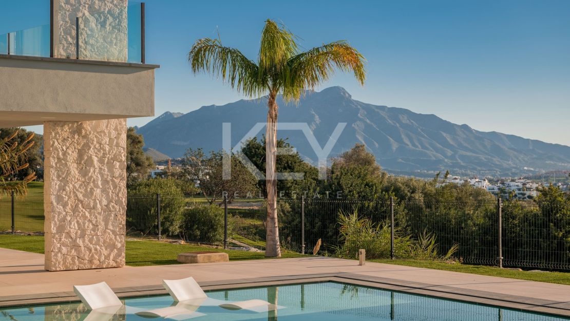 Villa contemporánea con vistas increíbles en venta en Nueva Atalaya, Estepona.