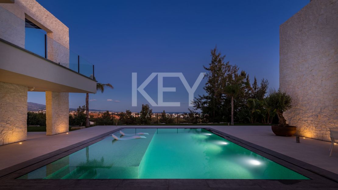 Villa contemporánea con vistas increíbles en venta en Nueva Atalaya, Estepona.