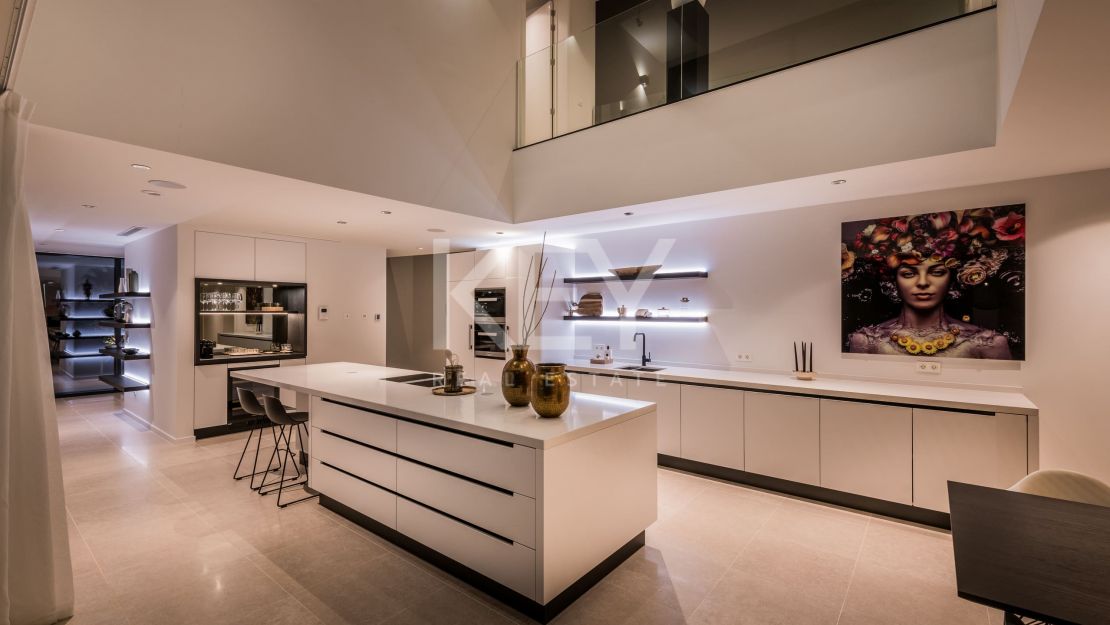 Villa contemporánea con vistas increíbles en venta en Nueva Atalaya, Estepona.