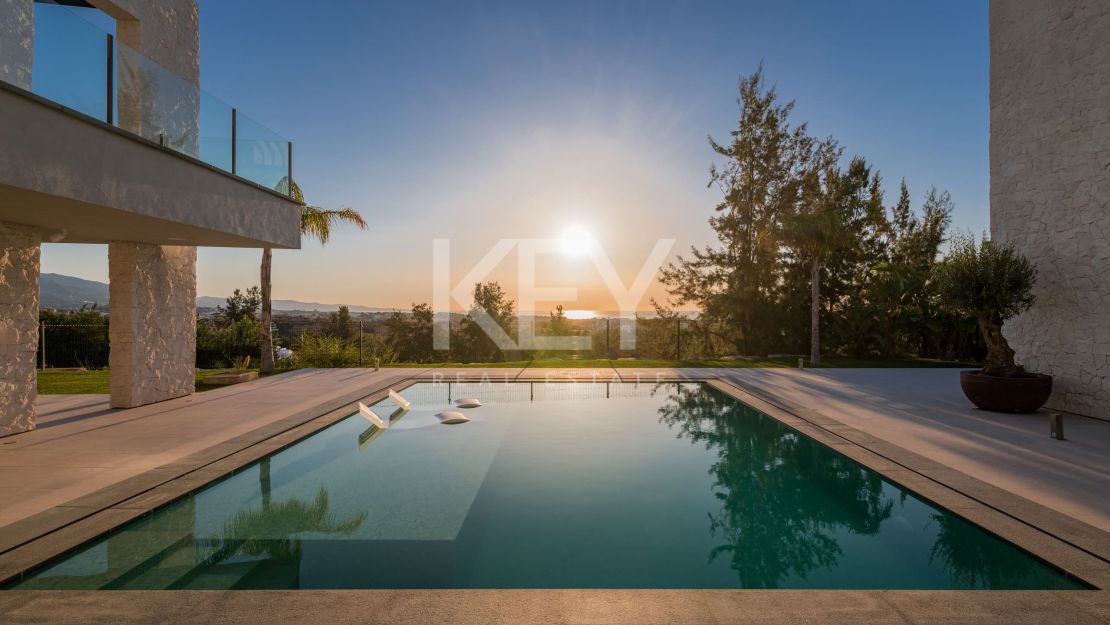 Villa contemporánea con vistas increíbles en venta en Nueva Atalaya, Estepona.