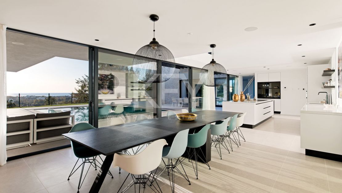 Villa contemporánea con vistas increíbles en venta en Nueva Atalaya, Estepona.