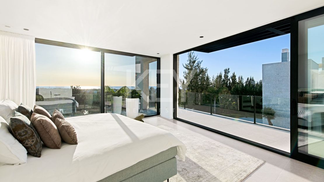 Villa contemporánea con vistas increíbles en venta en Nueva Atalaya, Estepona.