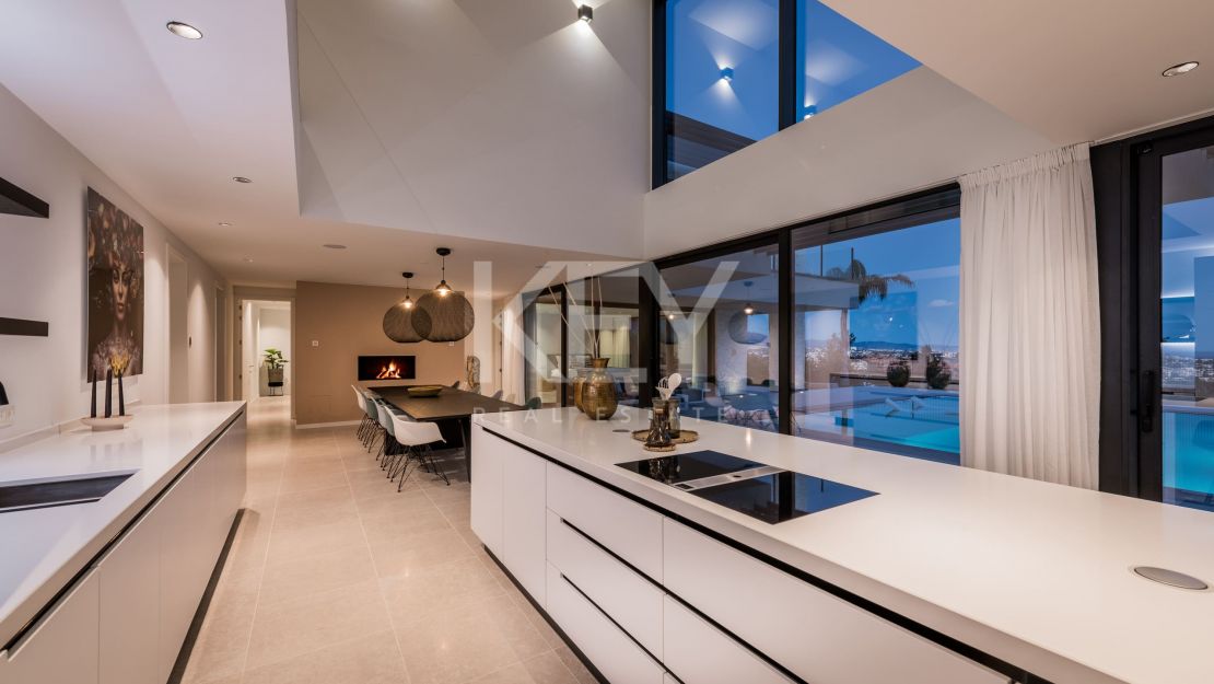 Villa contemporánea con vistas increíbles en venta en Nueva Atalaya, Estepona.