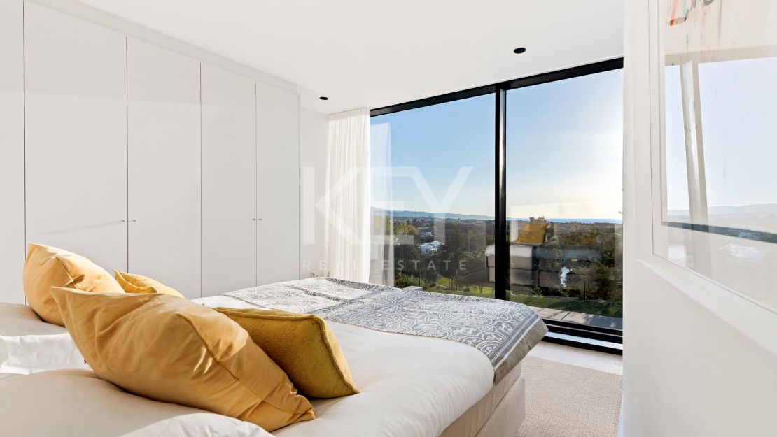 Villa contemporánea con vistas increíbles en venta en Nueva Atalaya, Estepona.