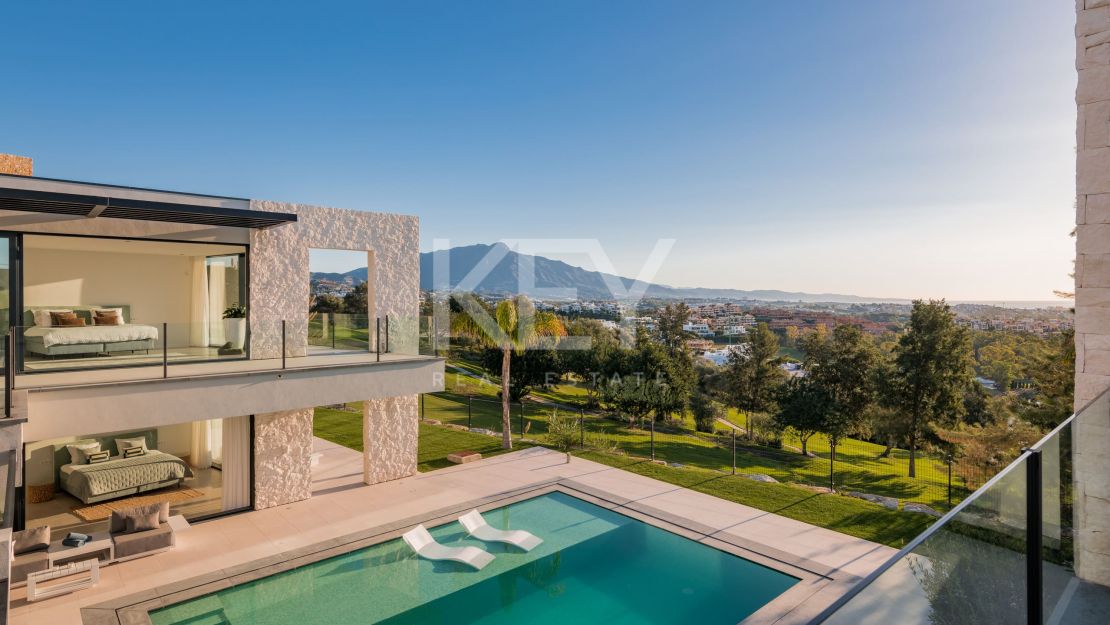 Villa contemporánea con vistas increíbles en venta en Nueva Atalaya, Estepona.