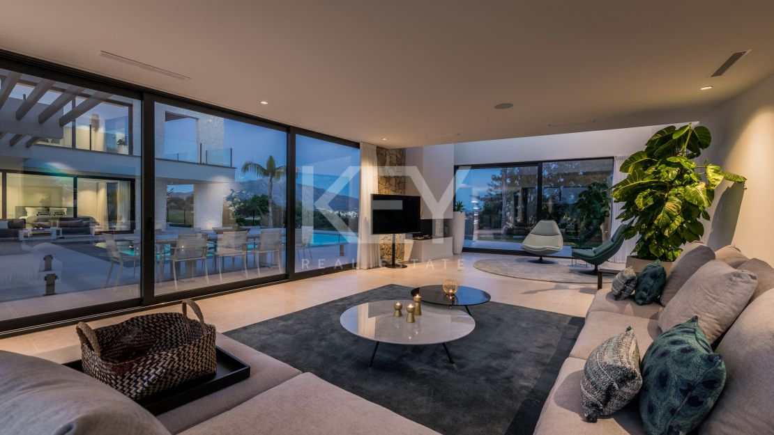 Villa contemporánea con vistas increíbles en venta en Nueva Atalaya, Estepona.
