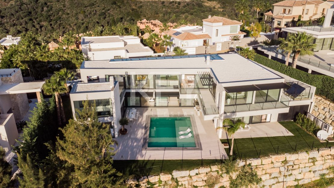 Contemporary villa with incredible views for sale in in Nueva Atalaya, Estepona