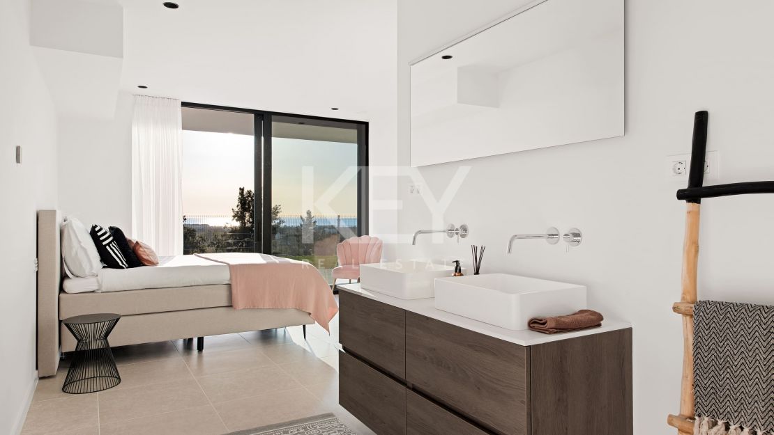 Villa contemporánea con vistas increíbles en venta en Nueva Atalaya, Estepona.