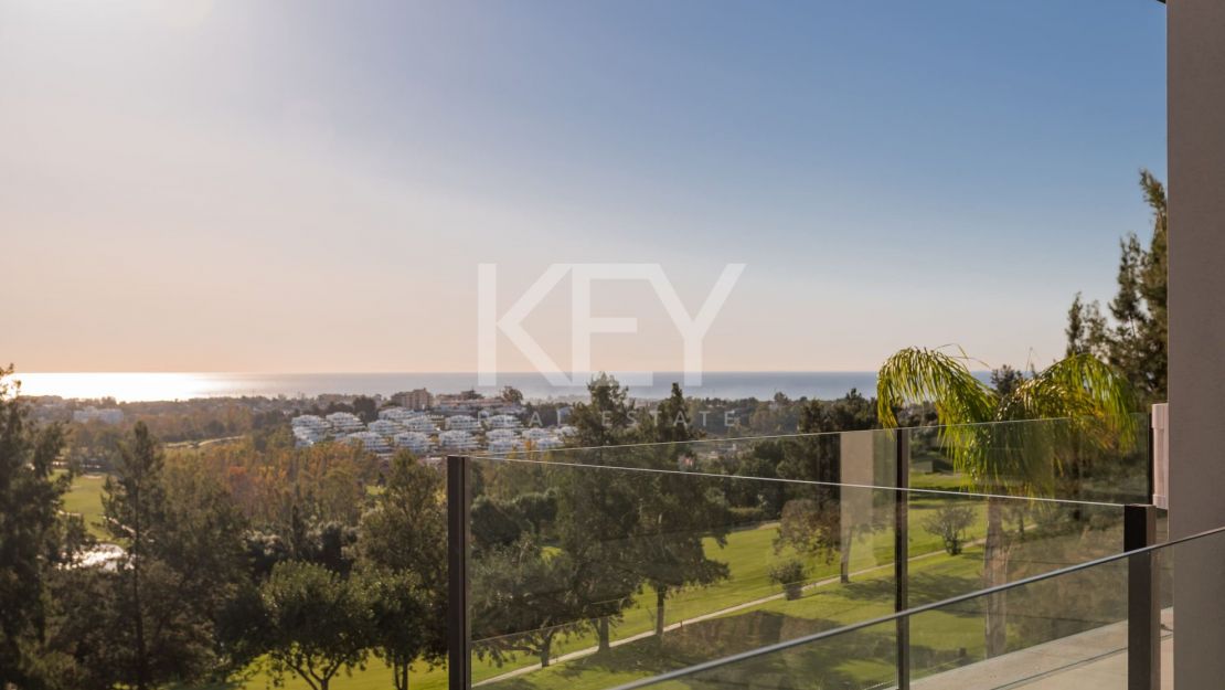 Villa contemporánea con vistas increíbles en venta en Nueva Atalaya, Estepona.
